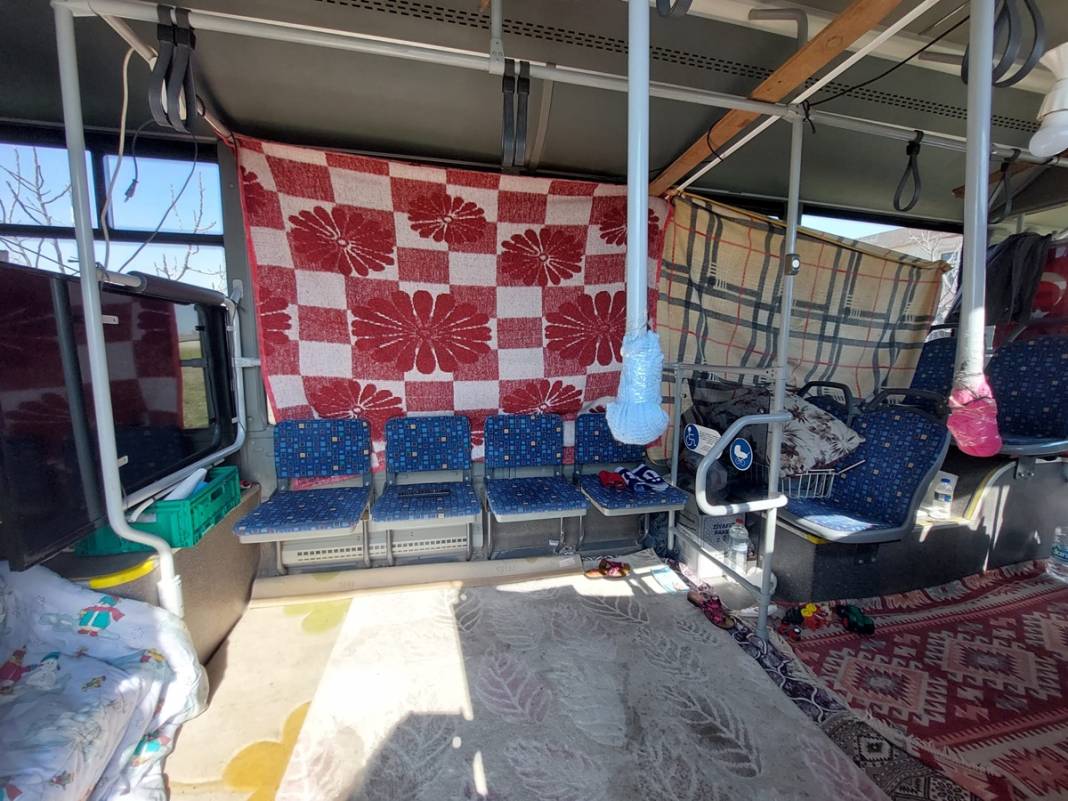 Depremde evleri ağır hasar alınca bu çözümü buldular... Görenlere tebessüm ettirdi 16